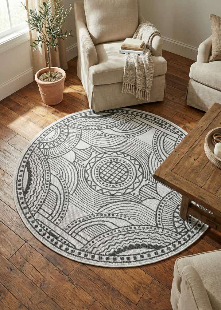 4' 1 x 4' 1 Easy-Clean Traditional Indoor / Outdoor Round Rug