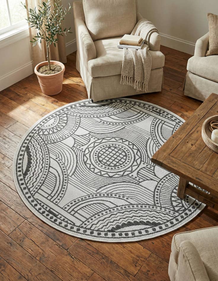Detail image of 4' 1 x 4' 1  Washable Traditional Indoor / Outdoor Round Rug