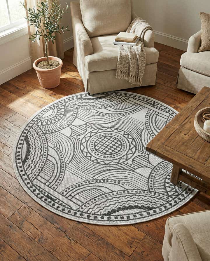 4' 1 x 4' 1 Easy-Clean Traditional Indoor / Outdoor Round Rug