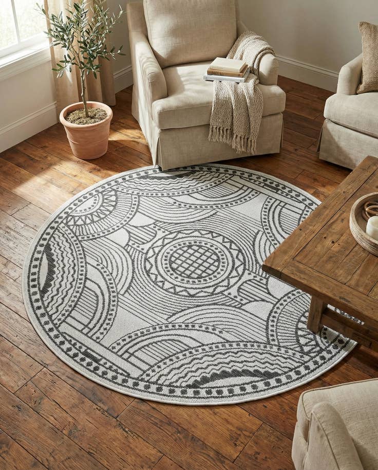 Detail image of 4' 1 x 4' 1 Easy-Clean Traditional Indoor / Outdoor Round Rug