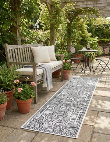 White and Black Easy-Clean Traditional Indoor / Outdoor Runner Rug
