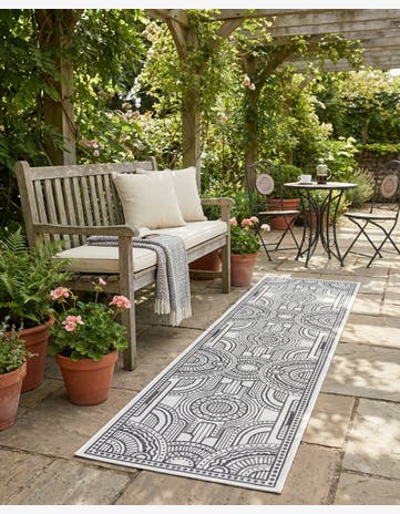 White and Black Easy-Clean Traditional Indoor / Outdoor Runner Rug