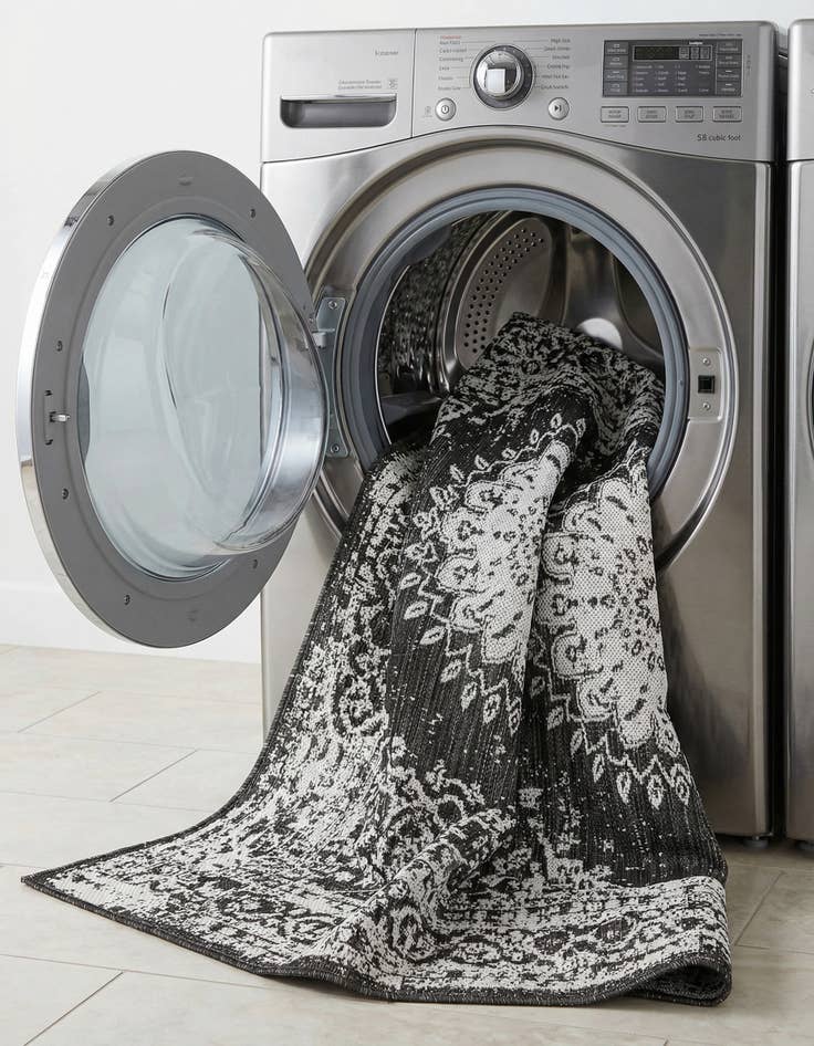 Detail image of  4' x 6'  Washable Traditional Indoor / Outdoor Rug