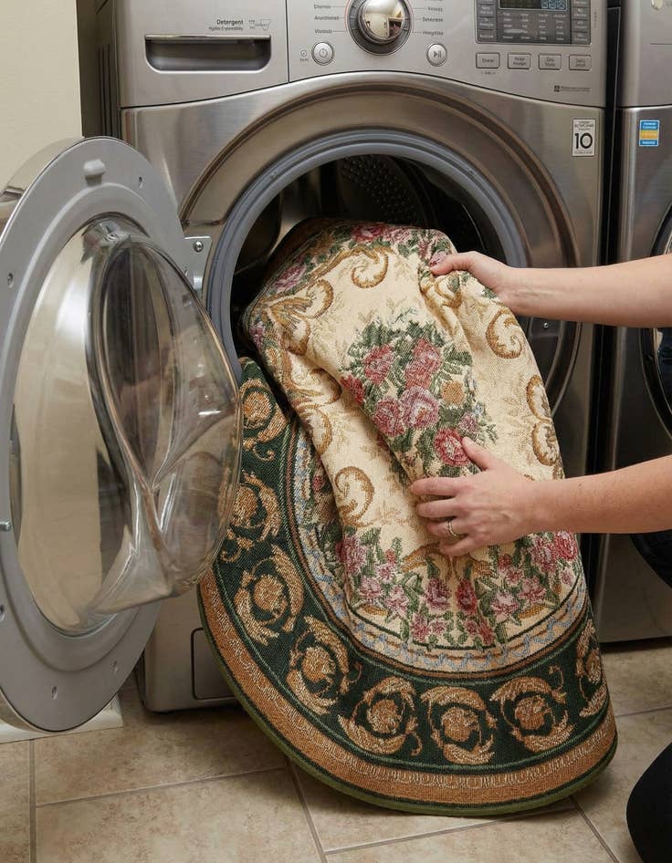 Detail image of 4' x 4'  Washable Traditional Indoor / Outdoor Round Rug