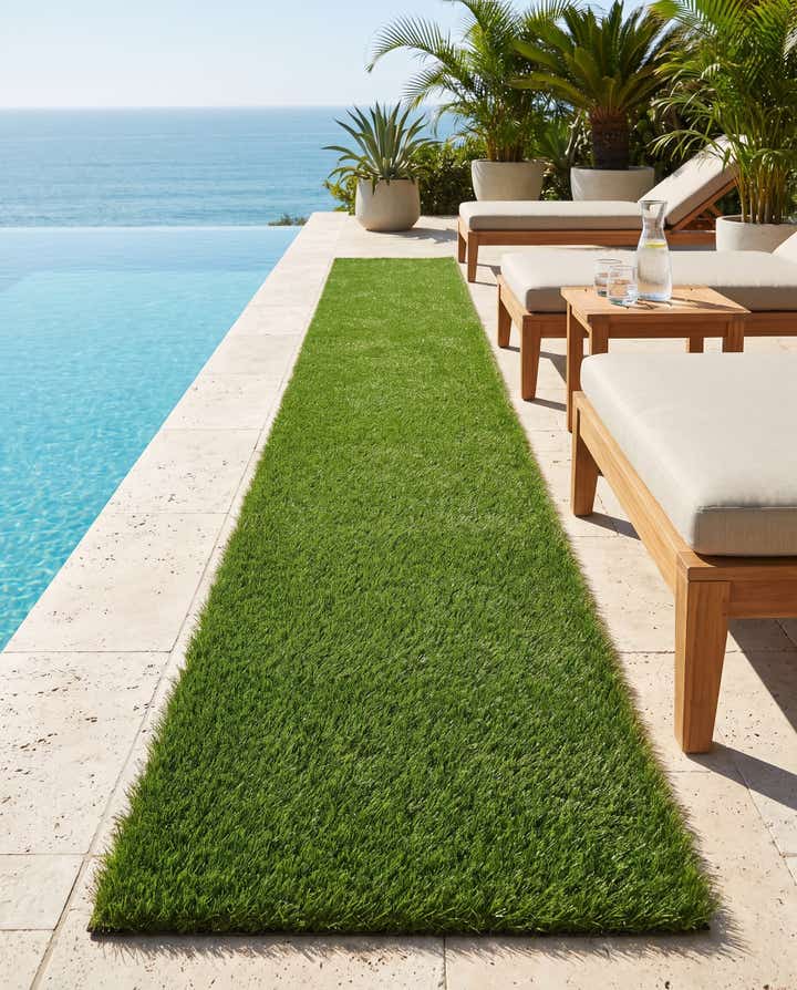 2' 7 x 12' Easy-Clean Grass Indoor / Outdoor Runner Rug