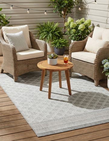 5' 1 x 8' Easy-Clean Lattice Indoor / Outdoor Rug