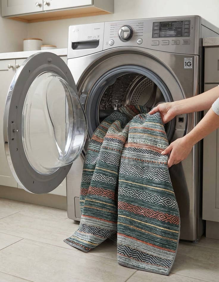 Detail image of 4' x 4'  Washable Yara Round Rug