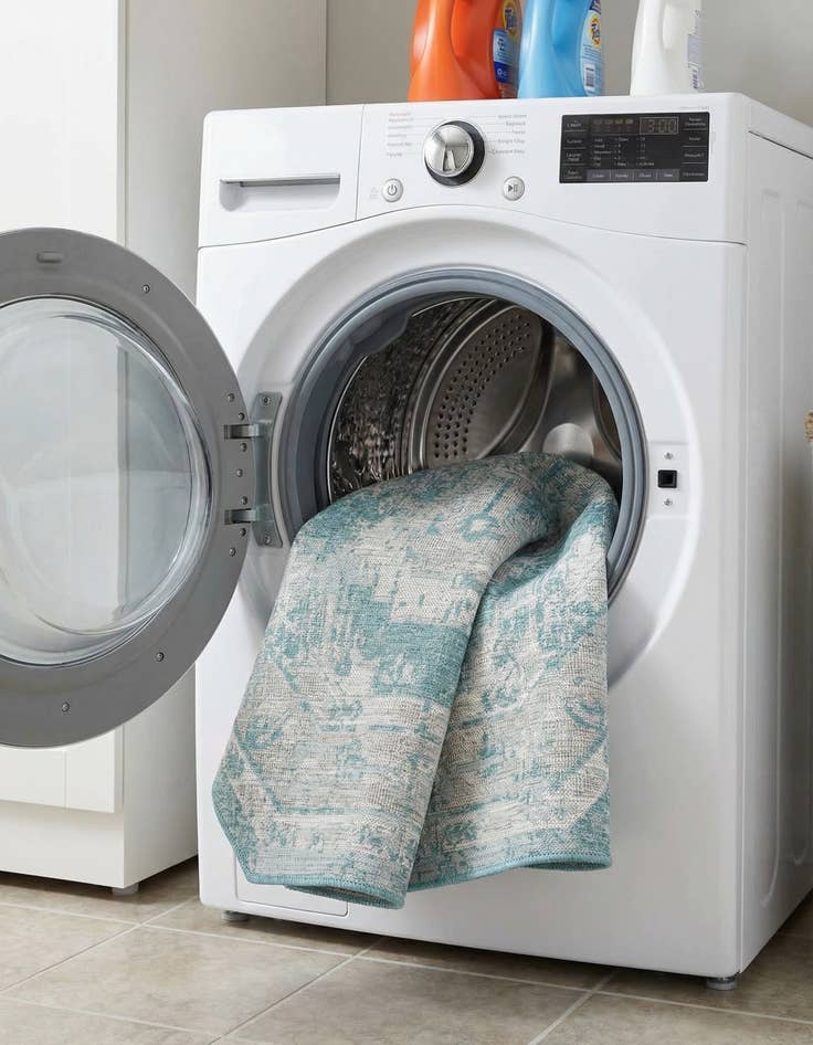 Detail image of  7' 10 x 7' 10  Washable Traditional Indoor / Outdoor Octagon Rug