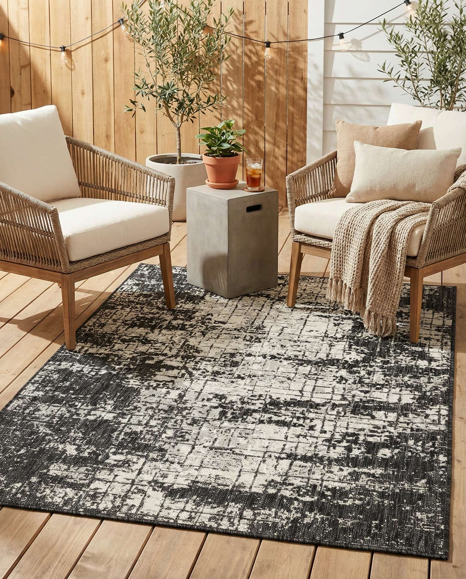 4' x 6' Easy-Clean Modern Indoor / Outdoor Rug