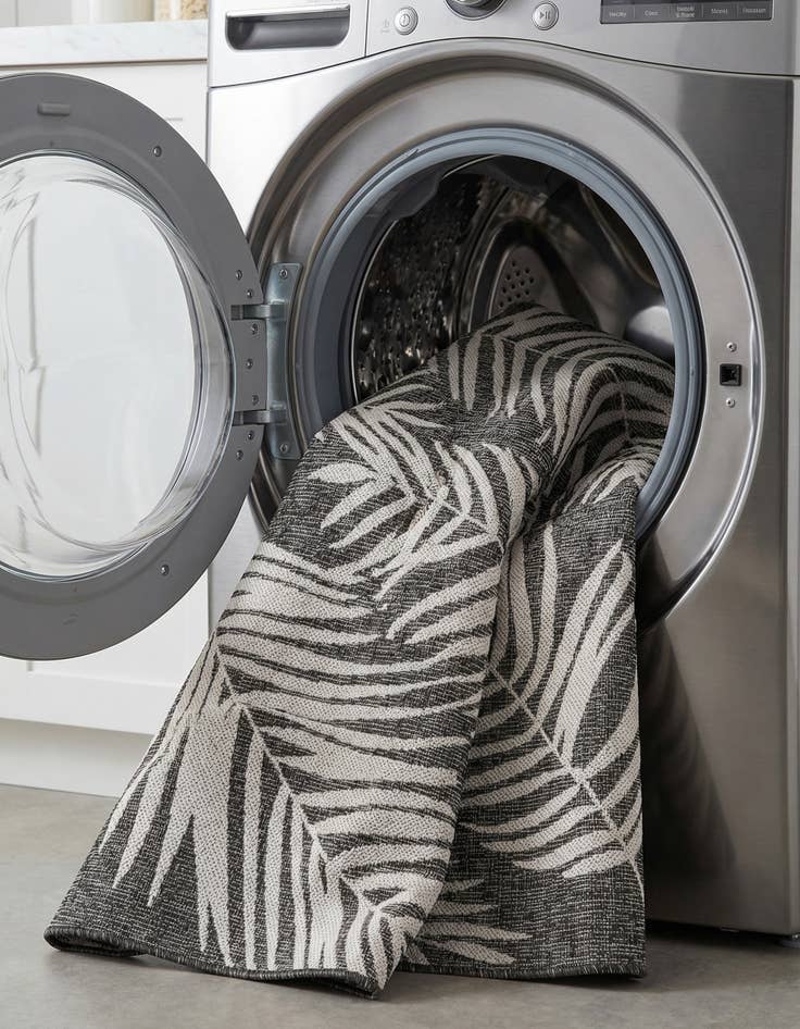 Detail image of 4' x 6'  Washable Botanical Indoor / Outdoor Rug