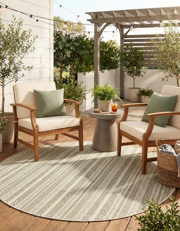 5' 3 x 5' 3 Easy-Clean Striped Indoor / Outdoor Round Rug