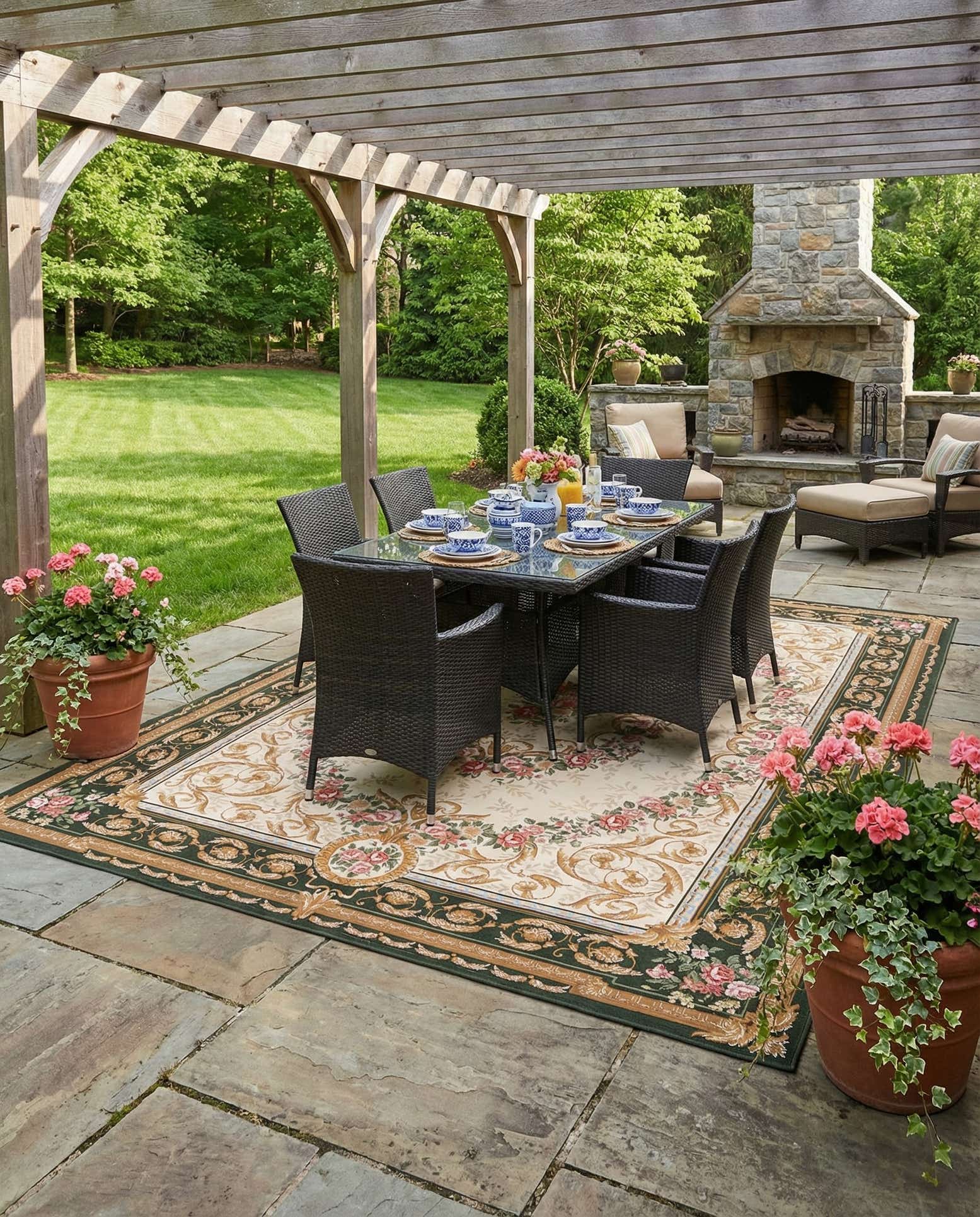 9' x 12' Easy-Clean Traditional Indoor / Outdoor Rug