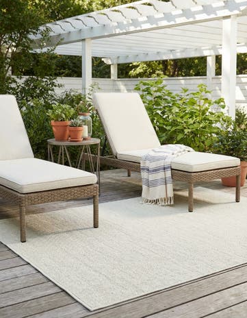 5' 3 x 8' Easy-Clean Solid Indoor / Outdoor Rug