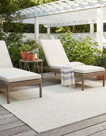 5' 3 x 8' Easy-Clean Solid Indoor / Outdoor Rug