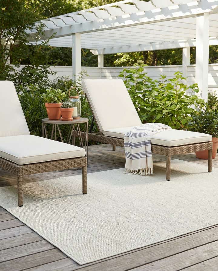 5' 3 x 8' Easy-Clean Solid Indoor / Outdoor Rug