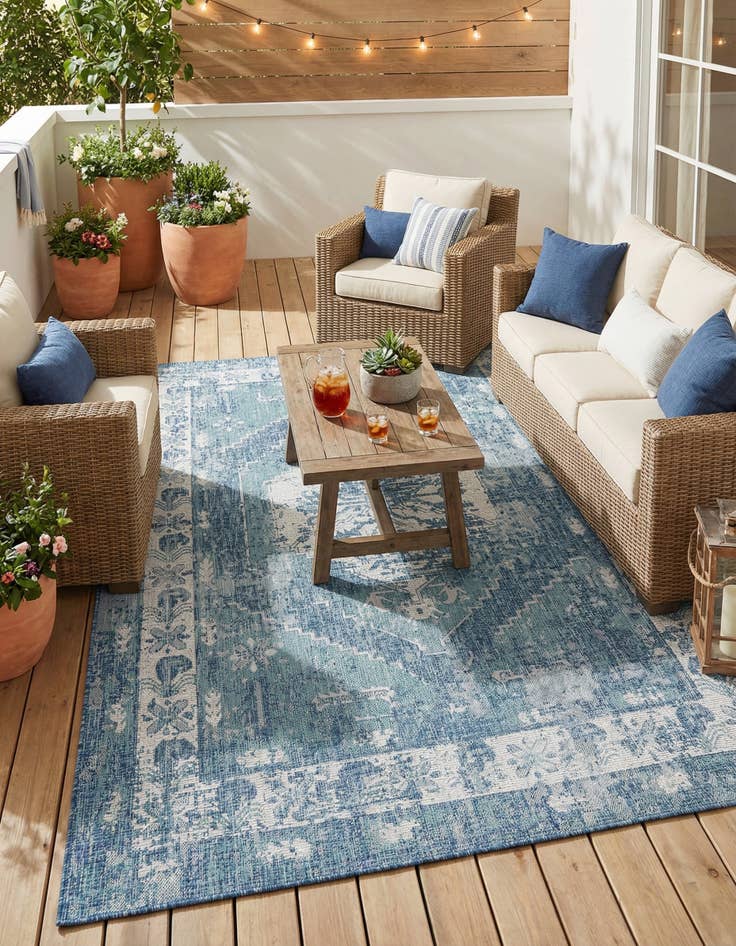 Detail image of 7' x 10'  Washable Traditional Indoor / Outdoor Rug