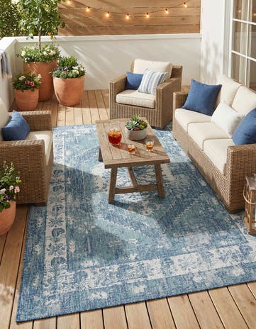 7' x 10' Easy-Clean Traditional Indoor / Outdoor Rug