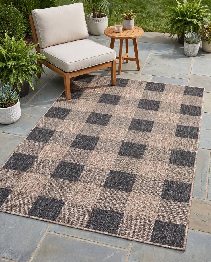 Detail image of 4' x 6' Easy-Clean Checkered Indoor / Outdoor Rug