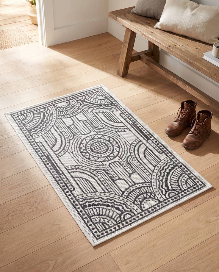 Detail image of 2' x 3' 1 Easy-Clean Traditional Indoor / Outdoor Rug