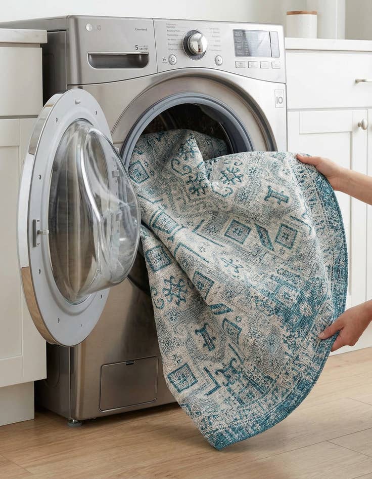 Detail image of 7' 10 x 10'  Washable Aztec Indoor / Outdoor Oval Rug