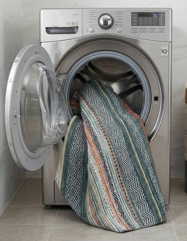 Detail image of 7' 10 x 7' 10  Washable Yara Octagon Rug