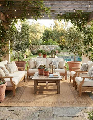8' x 11' 4 Easy-Clean Border Indoor / Outdoor Rug