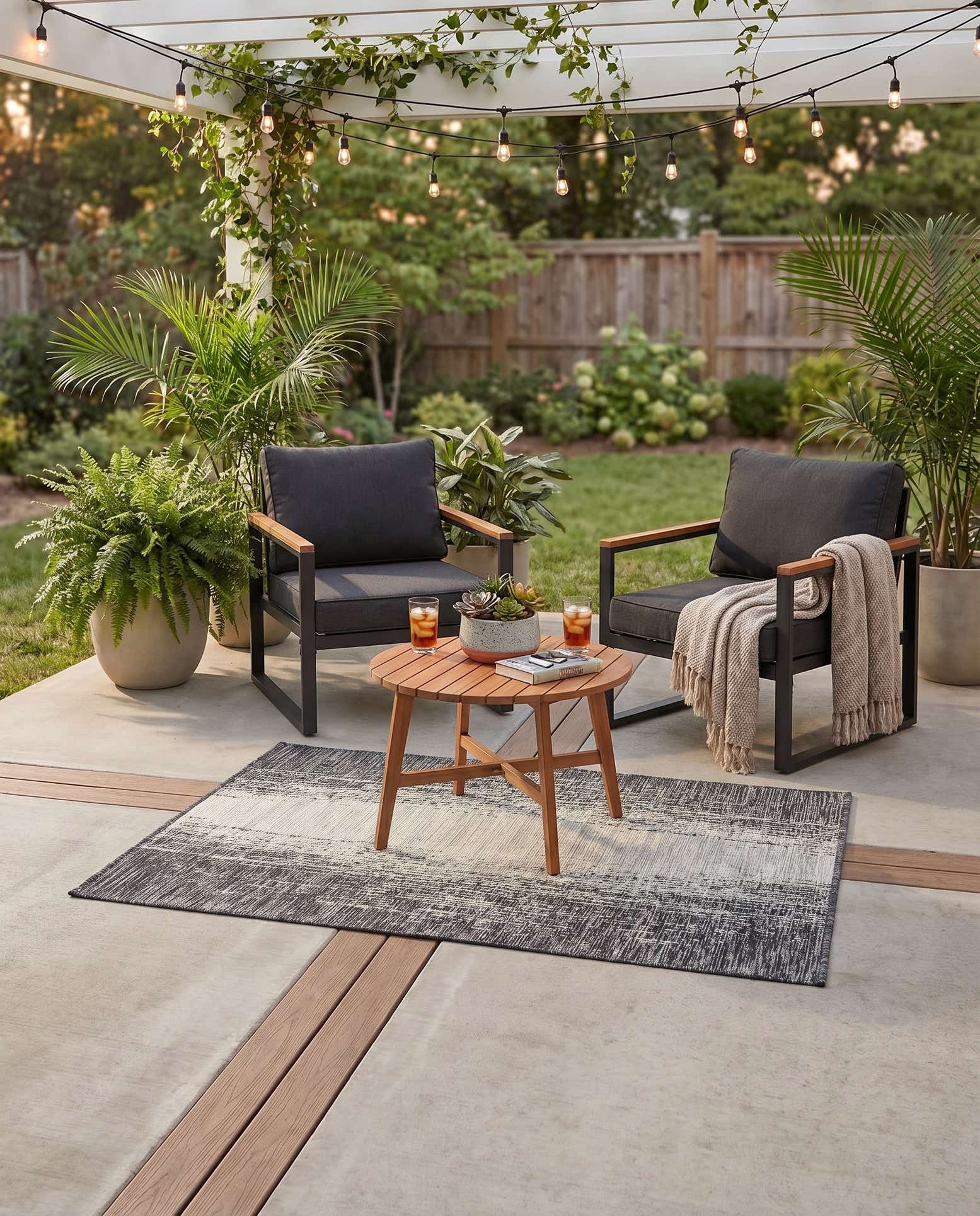 4' x 6' Easy-Clean Modern Indoor / Outdoor Rug