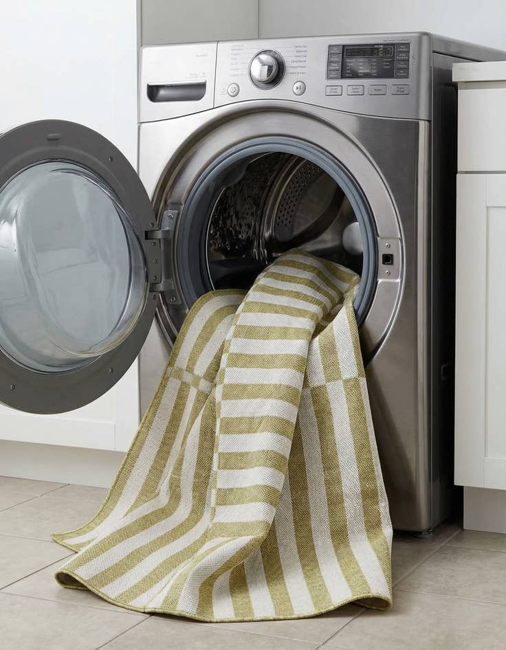 Detail image of 6' x 6'  Washable Striped Indoor / Outdoor Round Rug