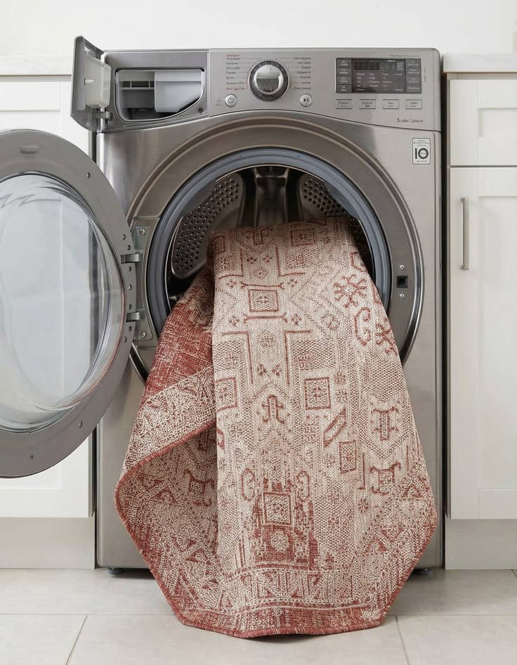 Detail image of 5' 3 x 5' 3  Washable Aztec Indoor / Outdoor Octagon Rug