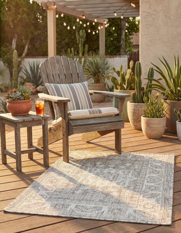 Light Gray Easy-Clean Aztec Indoor / Outdoor Rug