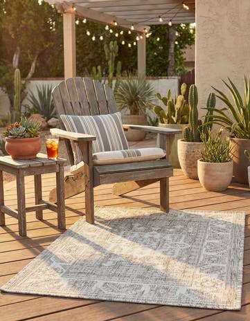 Light Gray Easy-Clean Aztec Indoor / Outdoor Rug