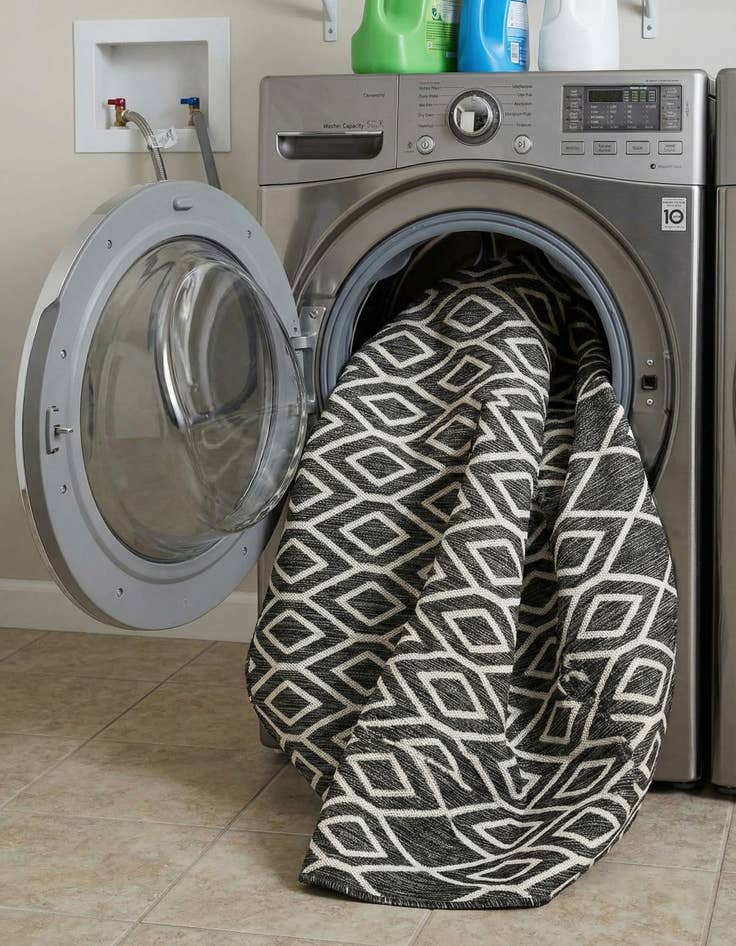 Detail image of 6' 7 x 6' 7  Washable Jill Zarin Turks and Caicos Indoor / Outdoor Round Rug