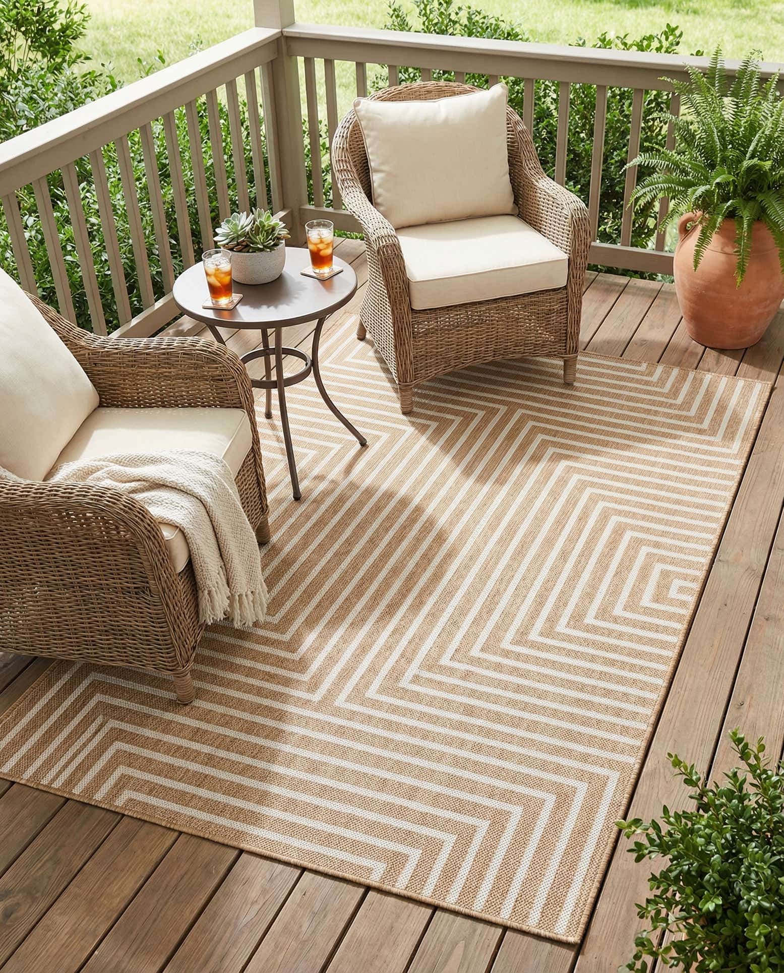 4' x 6' Easy-Clean Modern Indoor / Outdoor Rug