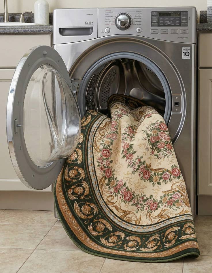 Detail image of 7' 10 x 7' 10  Washable Traditional Indoor / Outdoor Round Rug