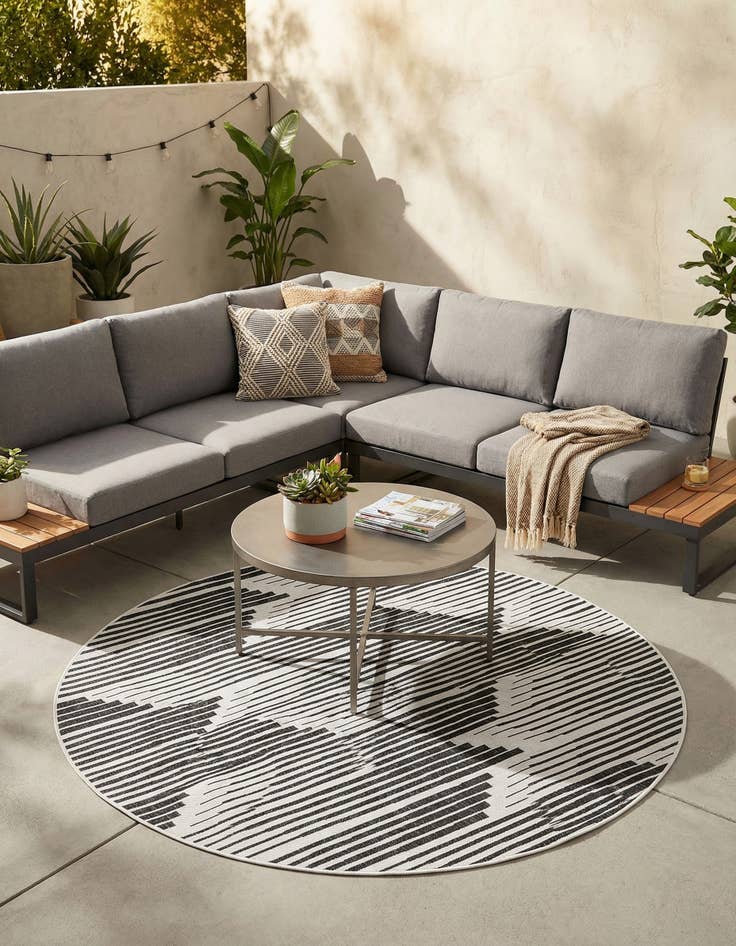 Detail image of 7' 10 x 7' 10  Washable Modern Indoor / Outdoor Round Rug