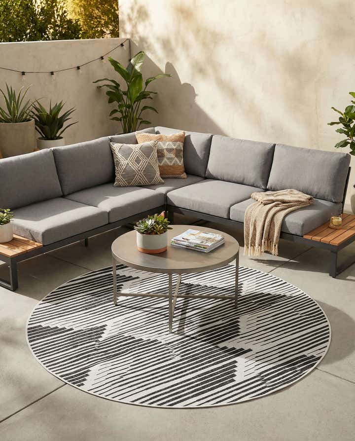 7' 10 x 7' 10 Easy-Clean Modern Indoor / Outdoor Round Rug