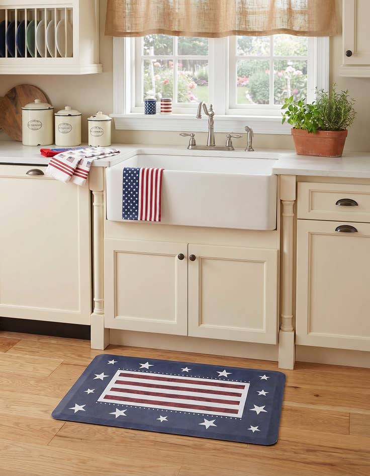 Detail image of 2' x 3' American Holiday Comfort Mat