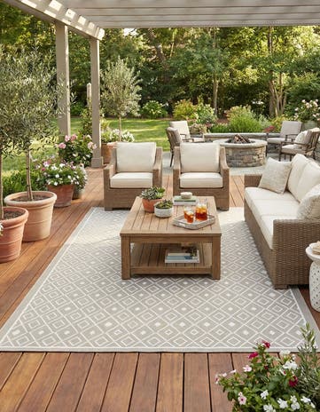 9' x 12' Easy-Clean Lattice Indoor / Outdoor Rug