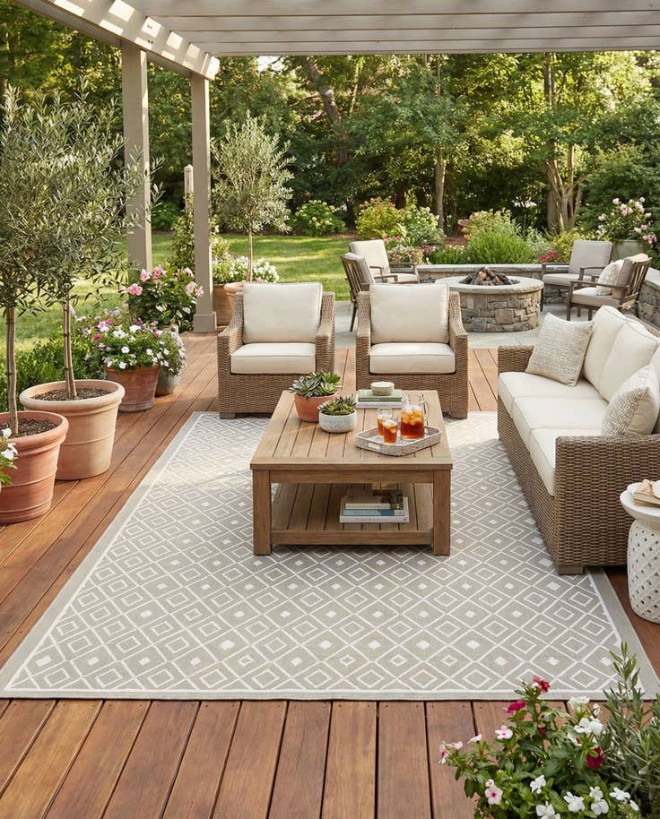 Detail image of 9' x 12' Easy-Clean Trellis Indoor / Outdoor Rug