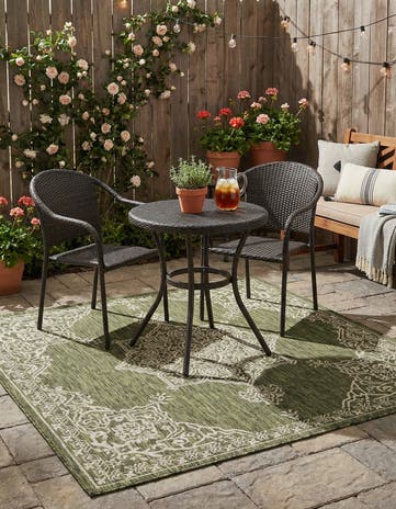 Green Easy-Clean Traditional Indoor / Outdoor Square Rug