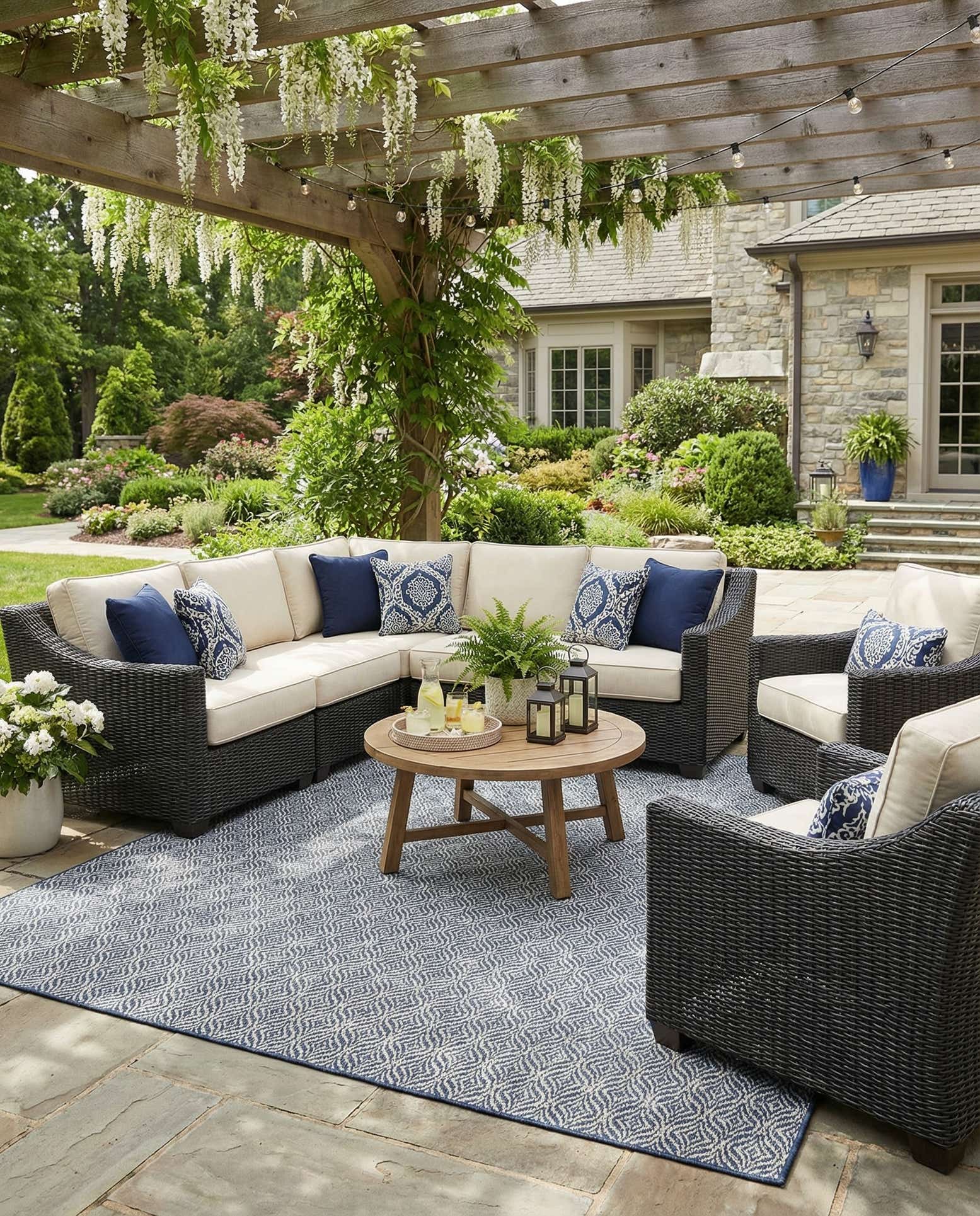 9' 5 x 12' Easy-Clean Trellis Indoor / Outdoor Rug