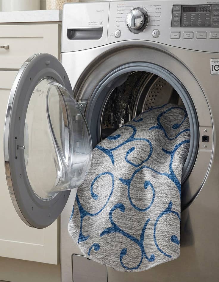 Detail image of 4' x 4'  Washable Botanical Indoor / Outdoor Round Rug