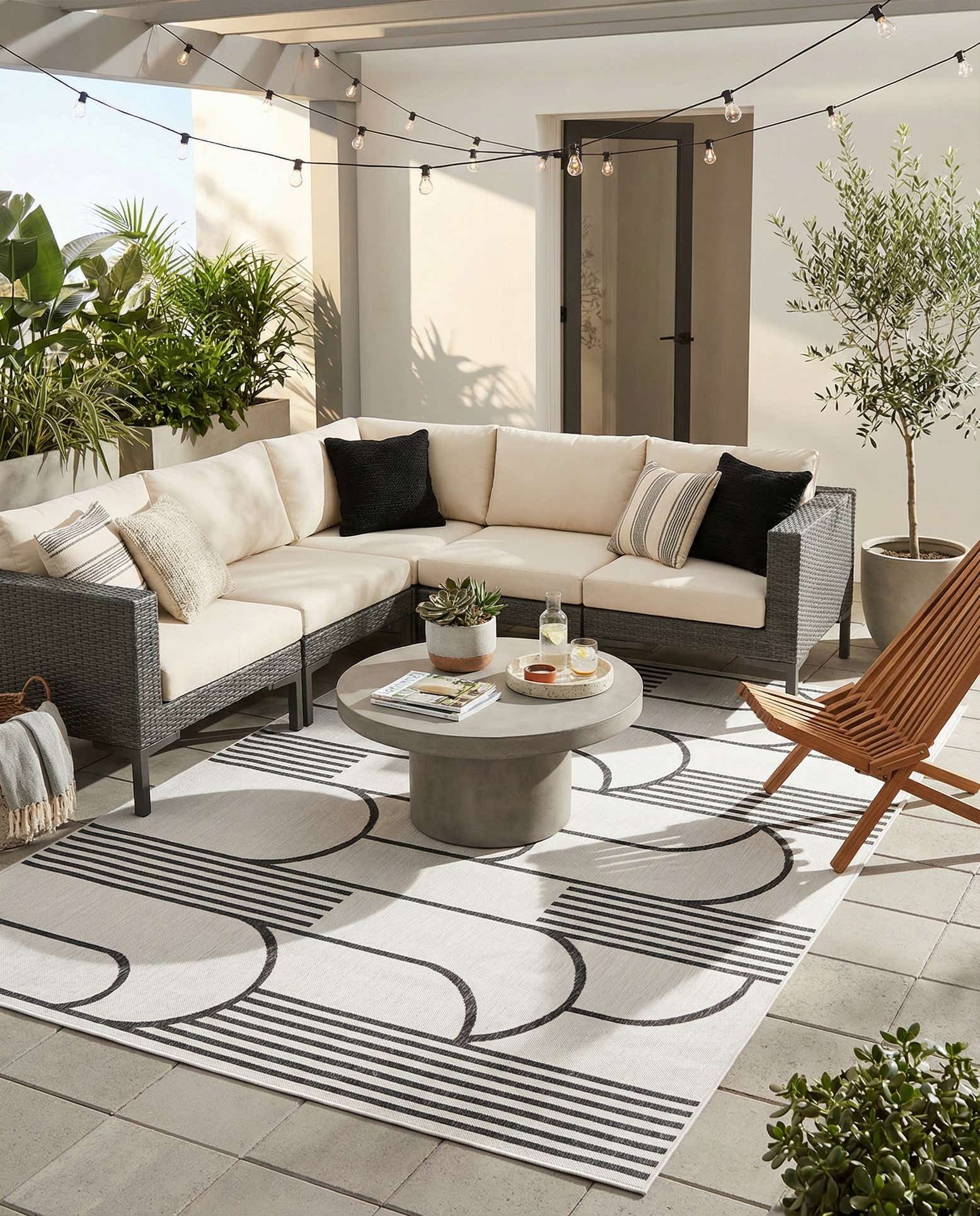 7' x 10' Easy-Clean Modern Indoor / Outdoor Rug
