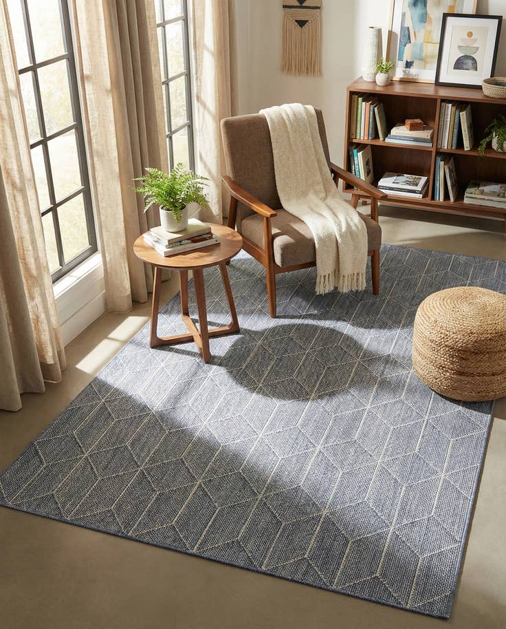 Detail image of 6' 1 x 9' Easy-Clean Trellis Indoor / Outdoor Rug