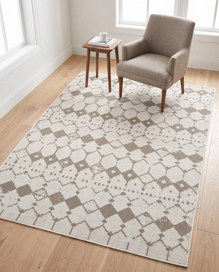 Detail image of 4' x 6' Easy-Clean Lattice Indoor / Outdoor Rug