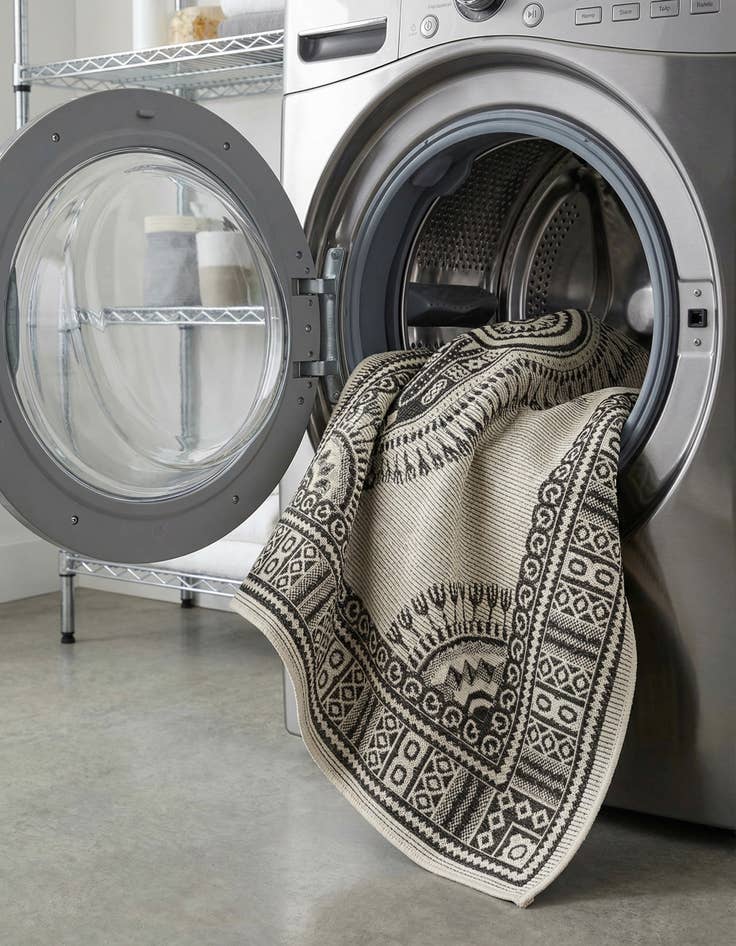 Detail image of 6' x 9'  Washable Traditional Indoor / Outdoor Rug