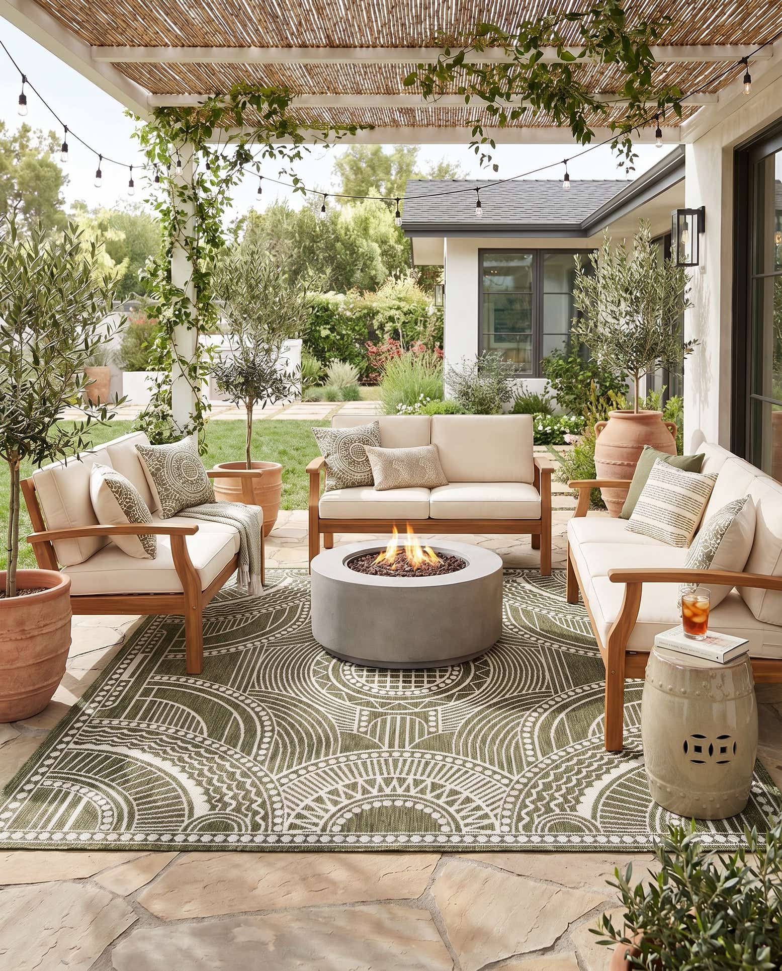 7' 10 x 7' 10 Easy-Clean Traditional Indoor / Outdoor Square Rug