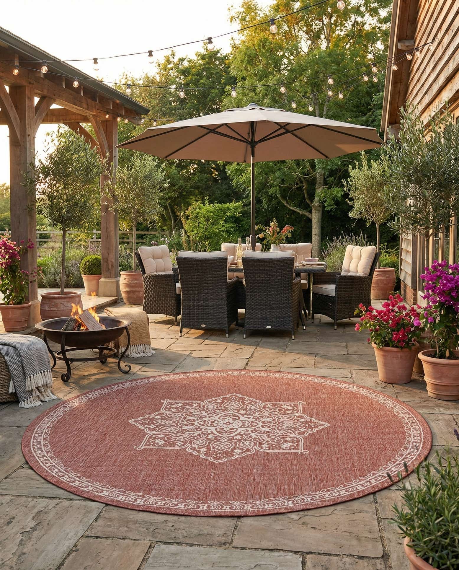 12' x 12' Easy-Clean Traditional Indoor / Outdoor Round Rug