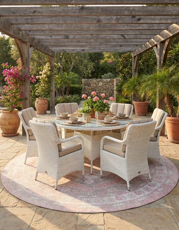 Pink Easy-Clean Traditional Indoor / Outdoor Round Rug