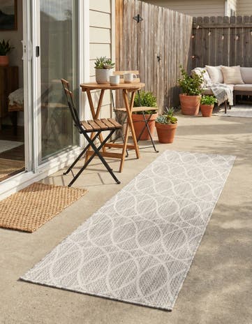 2' x 6' Easy-Clean Lattice Indoor / Outdoor Runner Rug